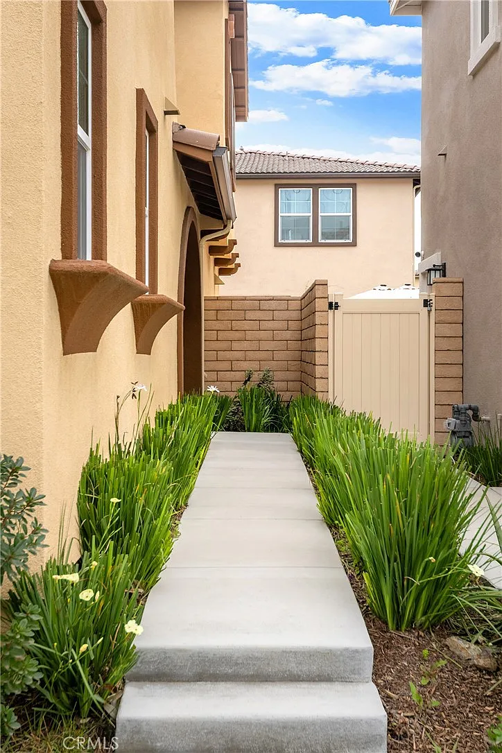 4 bed, 2365 sqft, $3,800 — Photo 4