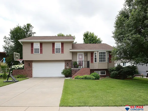 925 E 9th St, Hickman, NE 68372