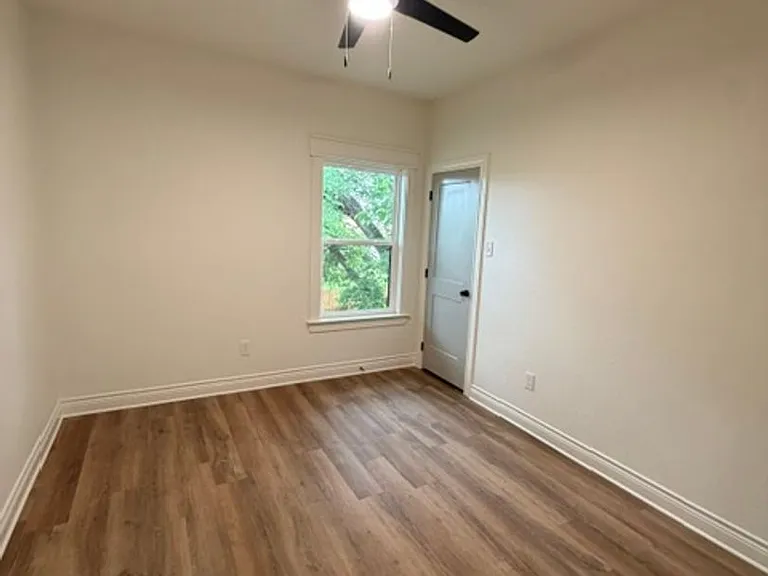 303 Live Oak St — Photo 5