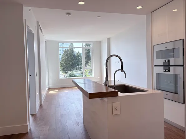 389 W 59th Ave #405, Vancouver, BC V5X 1W9
