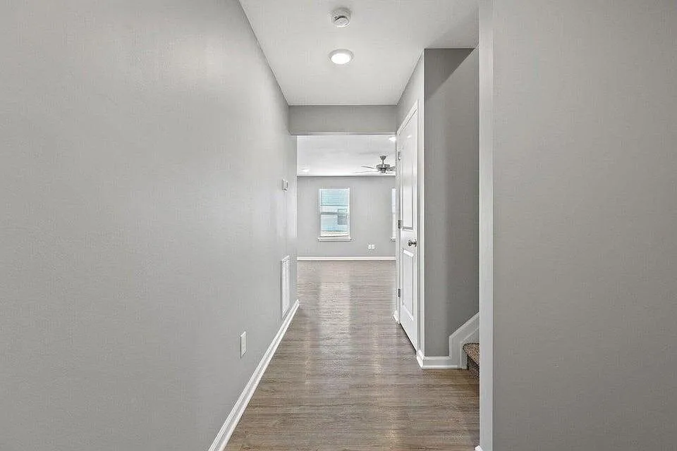 4 bed, 2.5 bath, 1900 sqft, $2,500 — Photo 3
