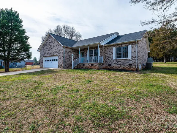 2085 Evergreen Dr, Newton, NC 28658