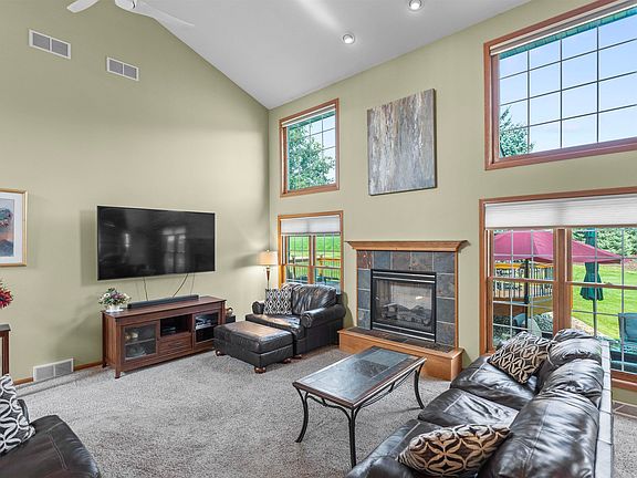 4th image of 822 Woods Glen Ct