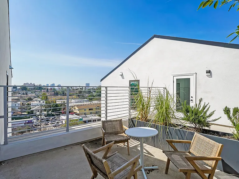 611 N Virgil — Photo 31