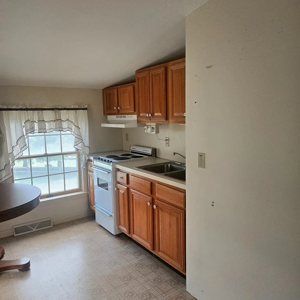 1 bed, 1.0 bath, 2062 sqft, $1,400 — Photo 2