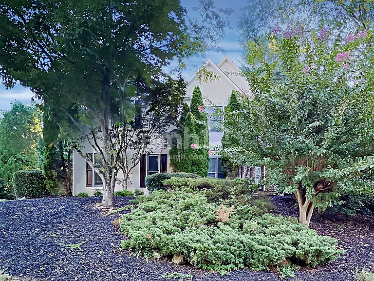 815 Hillcrest Ln — Photo 1