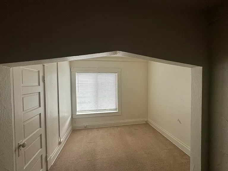 Third Avenue Apartments — Photo 19