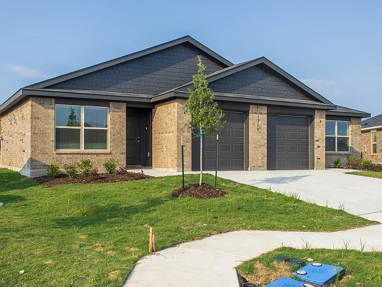 1230 Lehmann Dr — Photo 3