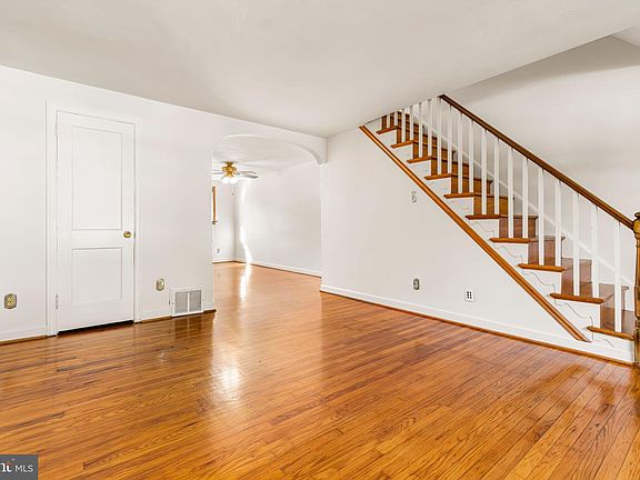5th image of 222 E Park Ave