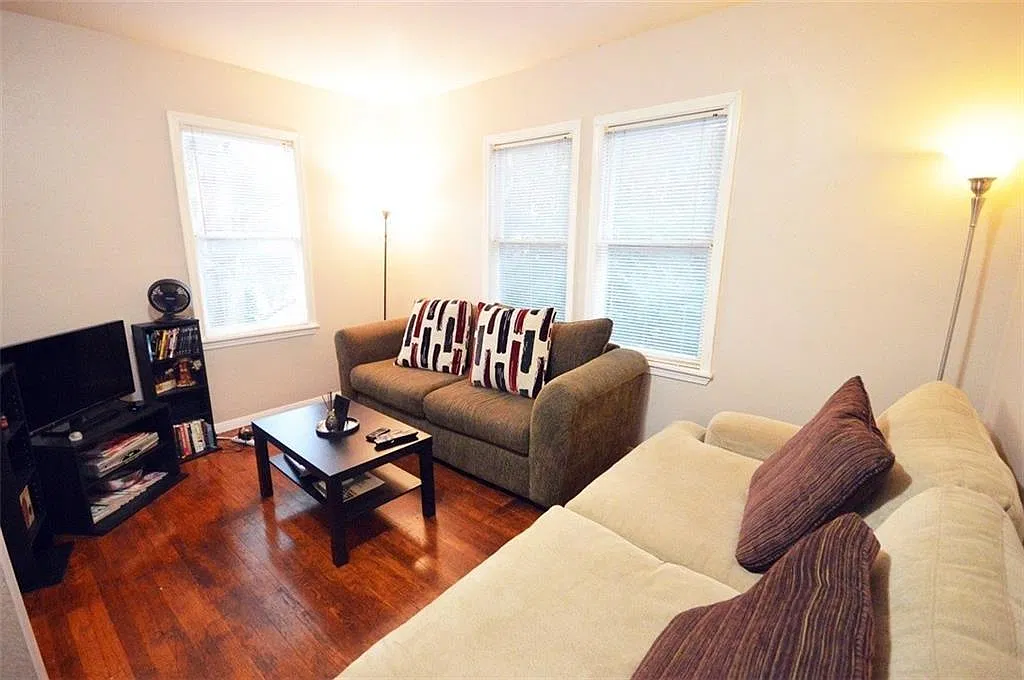 3 bed, 2.0 bath, 950 sqft, $2,700 — Photo 1