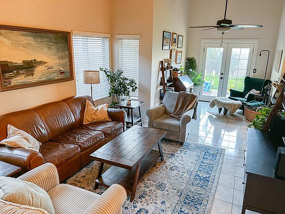 Living room/sitting area