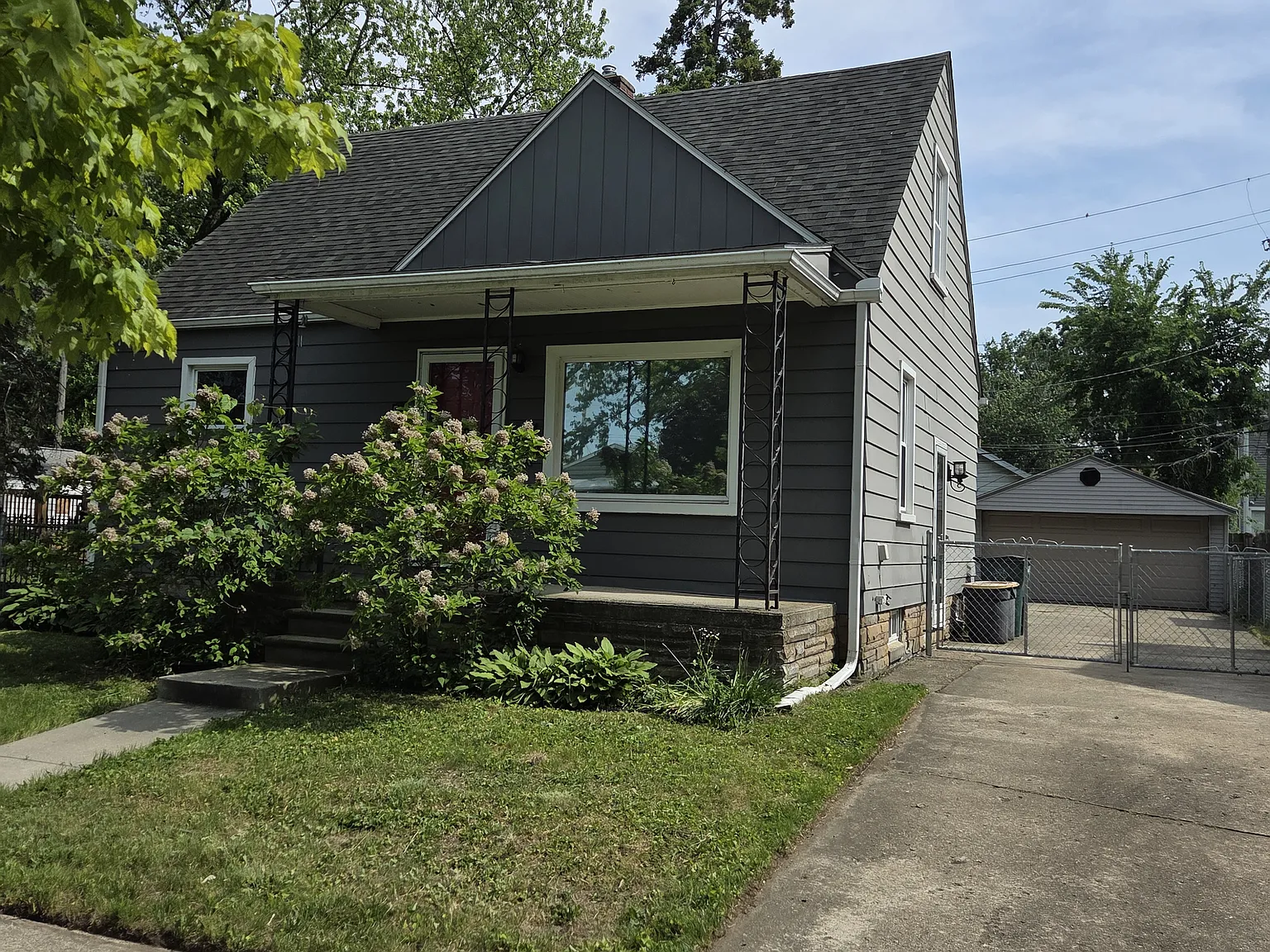 3 bed, 1.5 bath, 1010 sqft, $2,295 — Photo 2