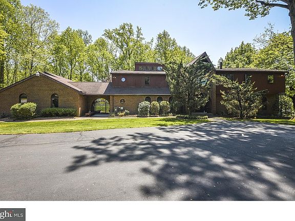 2nd image of 15 Kings Oak Ln