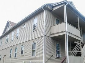 680 Carew St, Springfield, MA