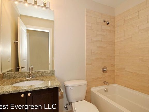 3rd image of 2147 W Evergreen Ave Unit 202
