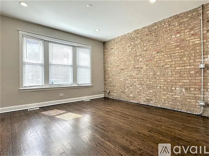 1634 W Roscoe St — Photo 2