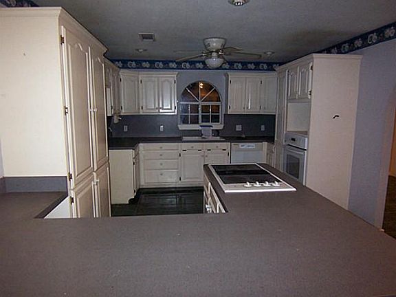 5th image of 402 E 209 Fm
