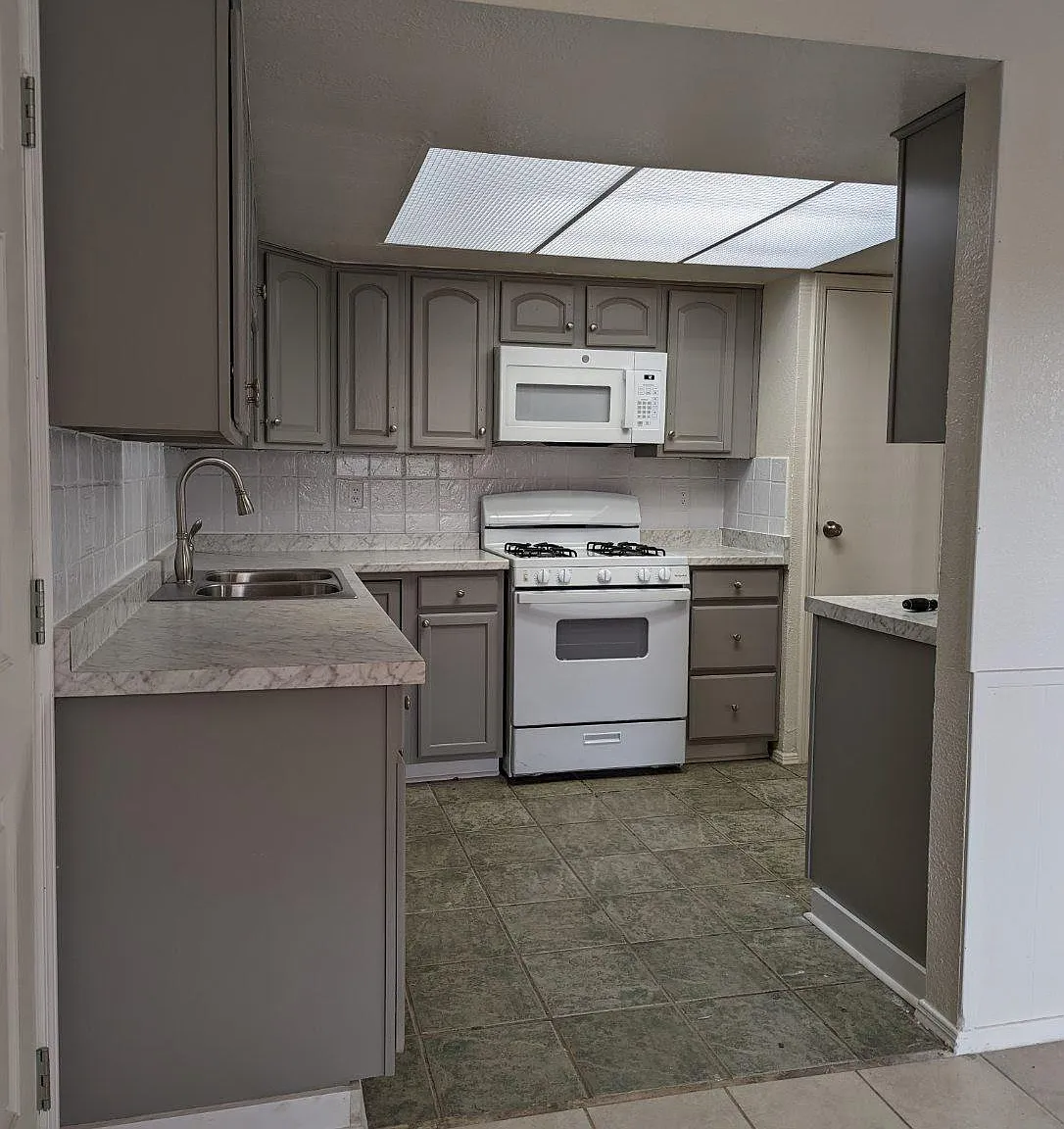 4 bed, 1305 sqft, $1,489 — Photo 2