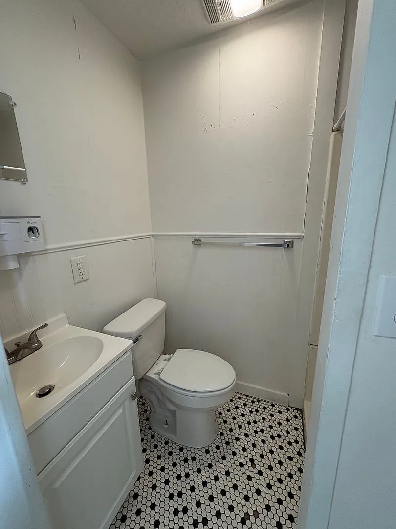 306 East Main Street — Photo 4