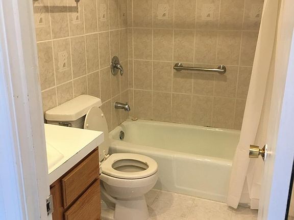 3rd image of 710 Quince Orchard Blvd #10