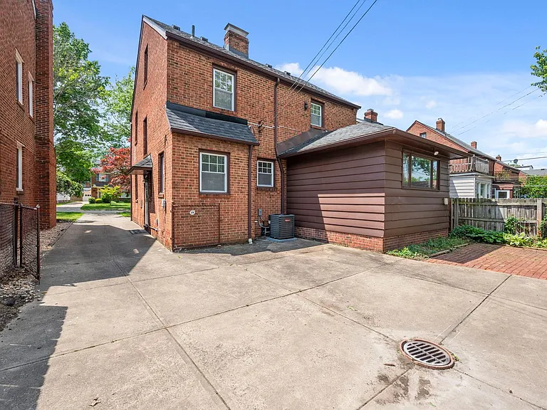 3889 Grenville Rd — Photo 32