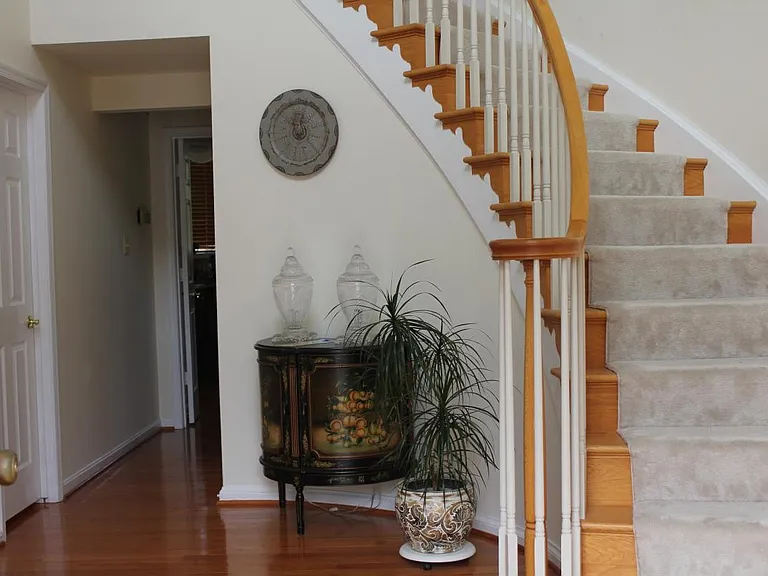 10006 Manor Pl — Photo 2