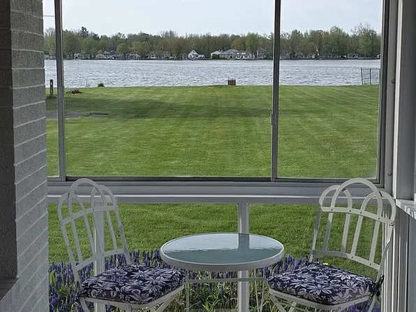 734 Lakeview Dr, Lake Odessa, MI 48849