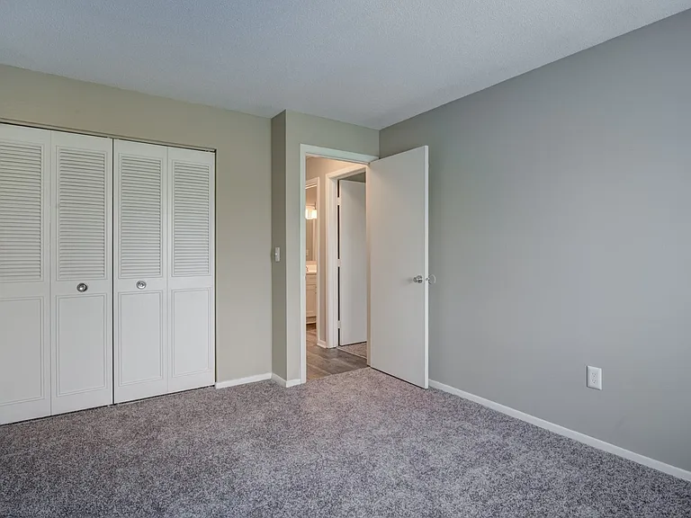 Lakeside Crossing at Eagle Creek Apartments and Townhomes — Photo 7