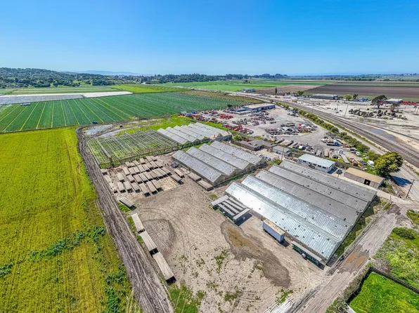 2 Lewis Rd, Watsonville, CA 95076