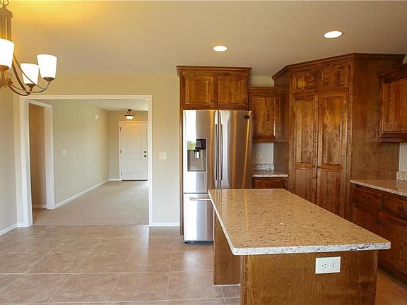 5th image of 1204 NW Highview Dr