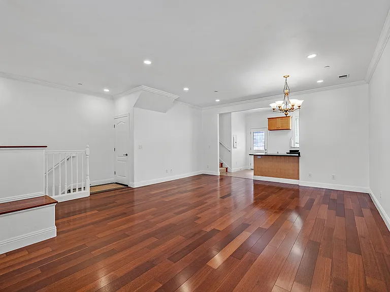 1083 Hyde St — Photo 3