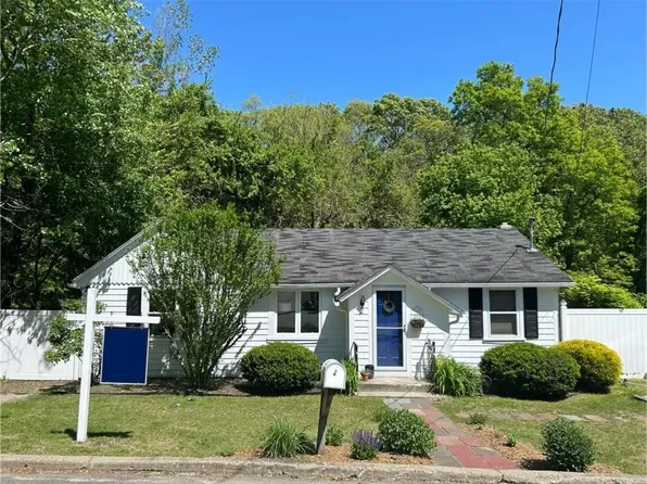 2 State Park Ave, Warwick, RI 02886