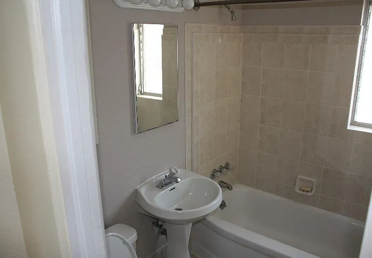 2nd bath with shower tub.