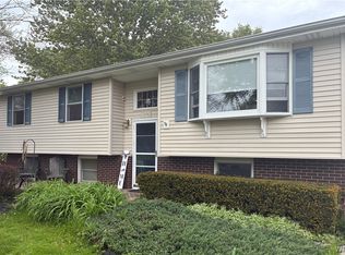3979 Ridgelea Dr, Lockport, NY 14094