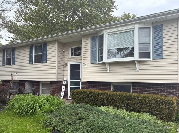 3979 Ridgelea Dr, Lockport, NY 14094