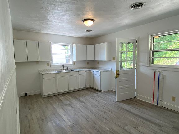 3rd image of 909 Liberty St