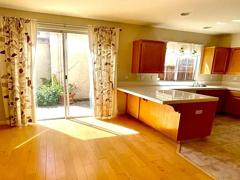 the open kitchen right next to the dining room with breakfast bar