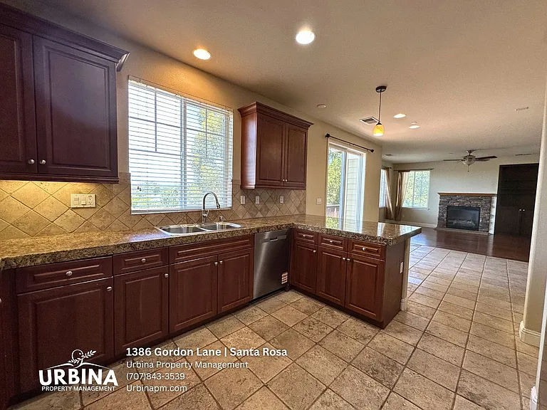 1386 Gordon Ln — Photo 7