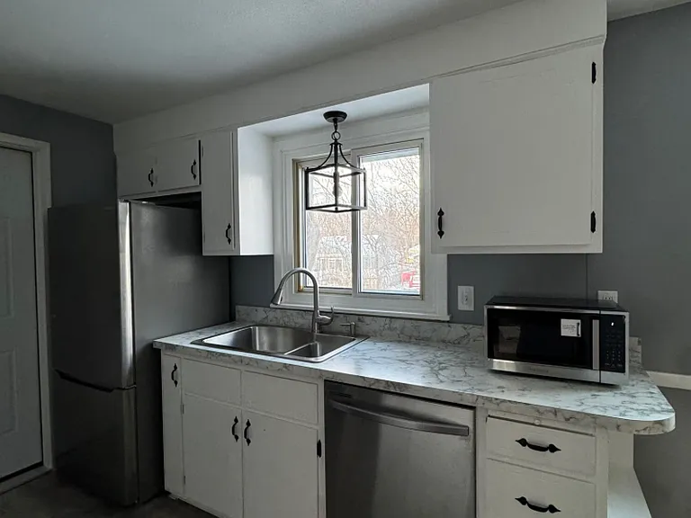 206 Longmeadow Dr — Photo 2