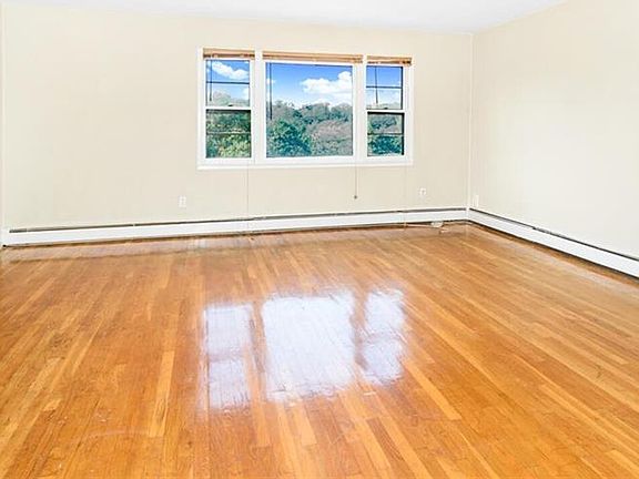 5th image of 140 Bennett Ave