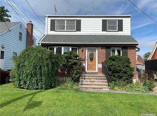 220 Pershing Pkwy, Mineola, NY 11501