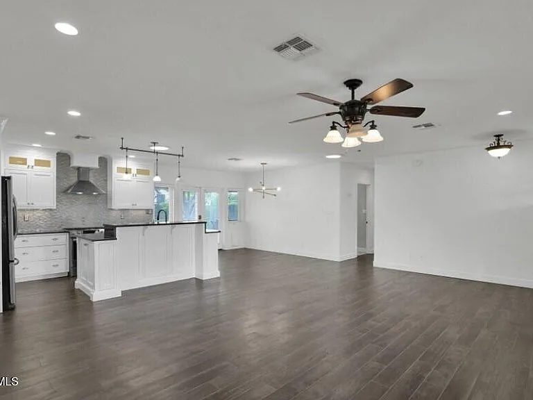3229 E Clarendon Ave — Photo 6