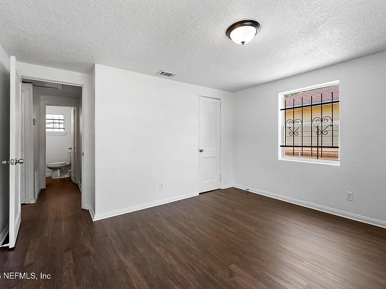 1424 W 9th St — Photo 14