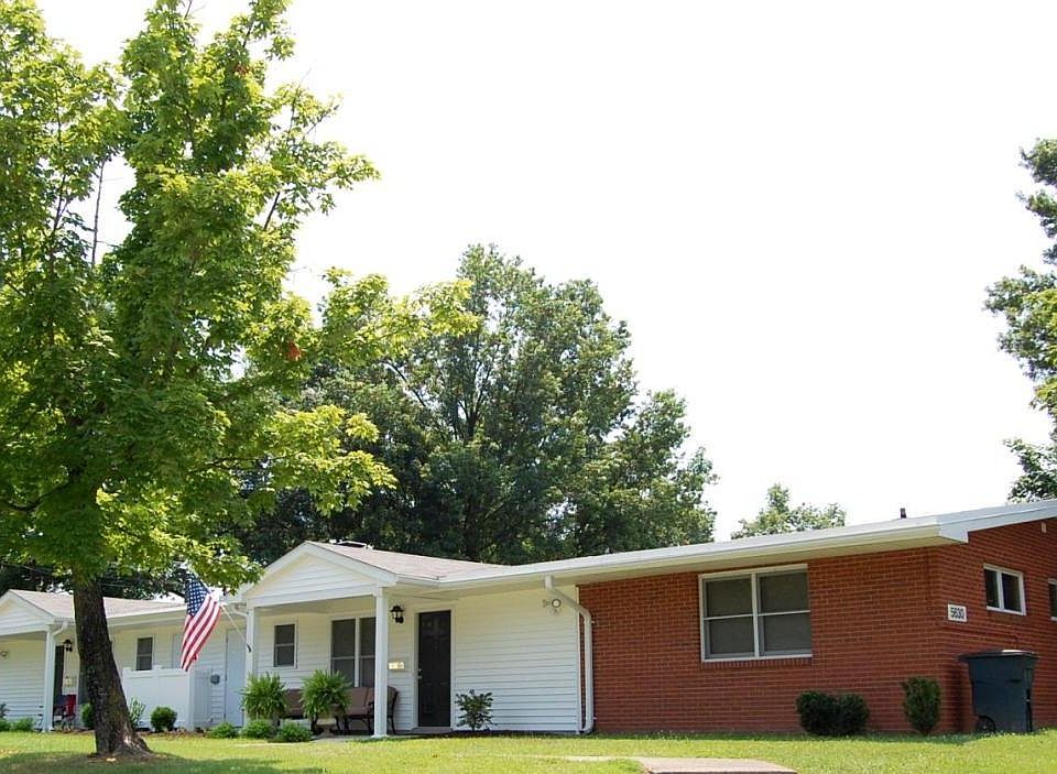 Need space? Our newly renovated Chestnut Glen 3-bedroom homes offer 1,550 square feet of updated living space, including vaulted ceilings and stainless appliances.