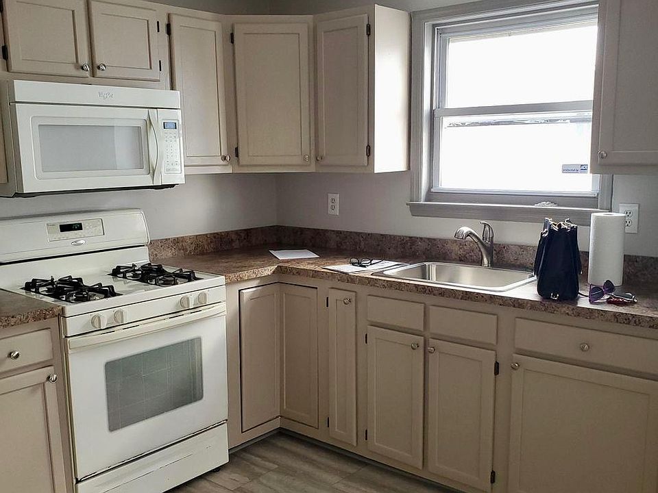 1st image of 8 Retford Ave
