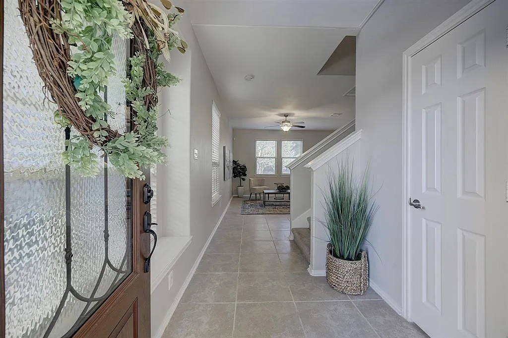 3 bed, 2.5 bath, 1567 sqft, $2,300 — Photo 4