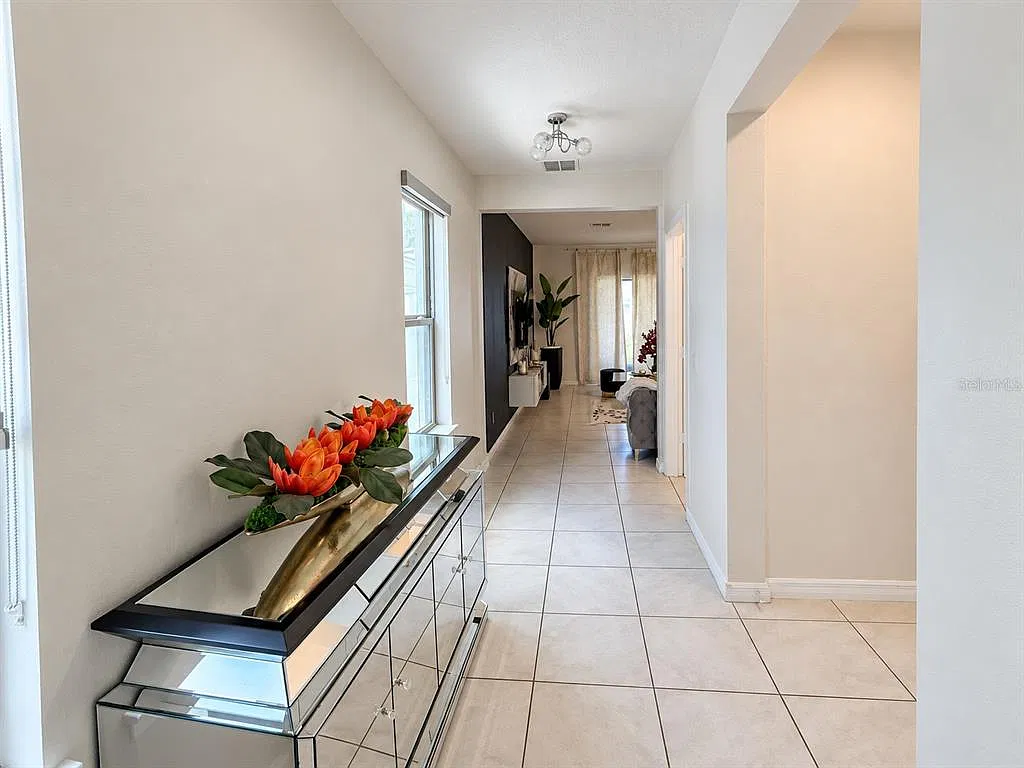 4 bed, 2.5 bath, 2309 sqft, $2,800 — Photo 3