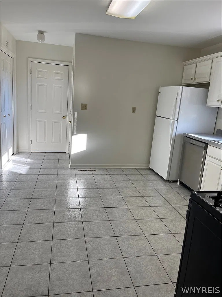 3 bed, 2.5 bath, 2664 sqft, $2,300 — Photo 2
