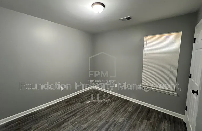 605 Howard Dr — Photo 7