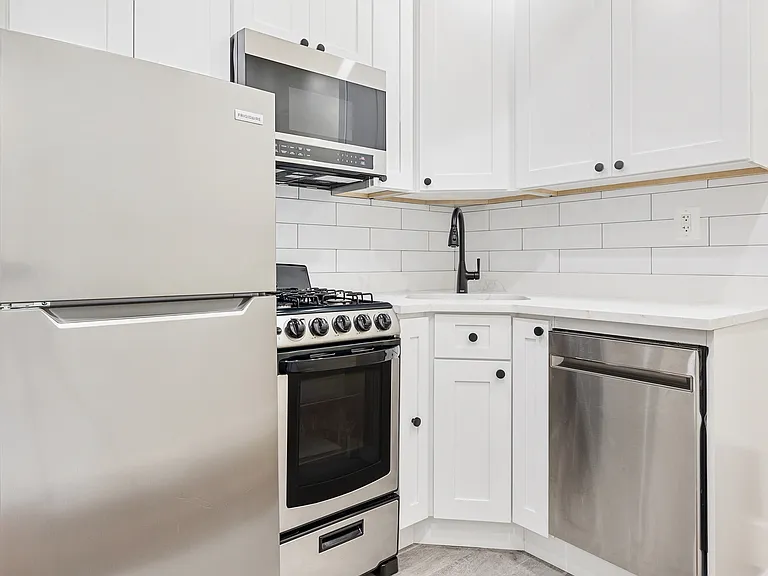 429 E 65th St #7 — Photo 3